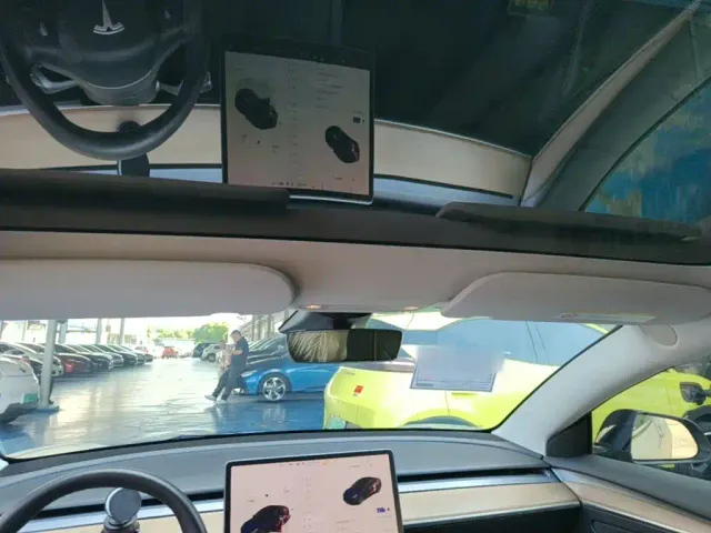 Tesla Model 3 — Фото автомобиля 17