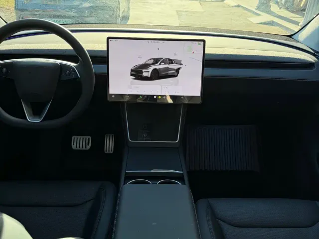 Tesla Model Y — Фото автомобиля 10