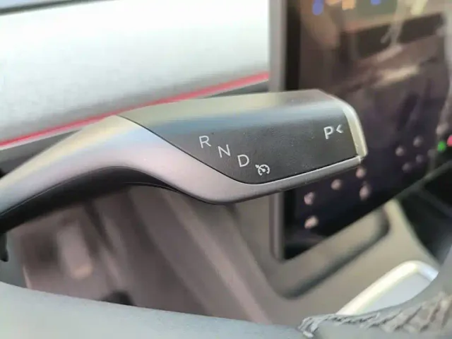 Tesla Model Y — Фото автомобиля 13