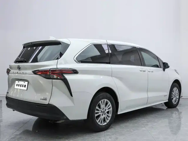 Toyota Sienna — Фото автомобиля 17