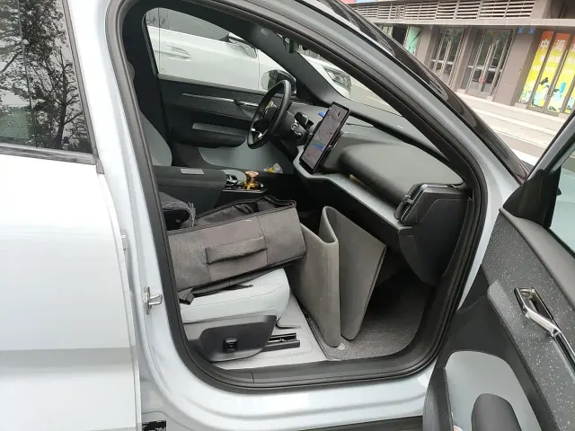 Volvo EX30 — Фото автомобиля 10