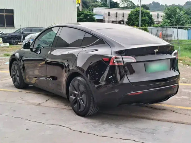 Tesla Model Y — Фото автомобиля 4