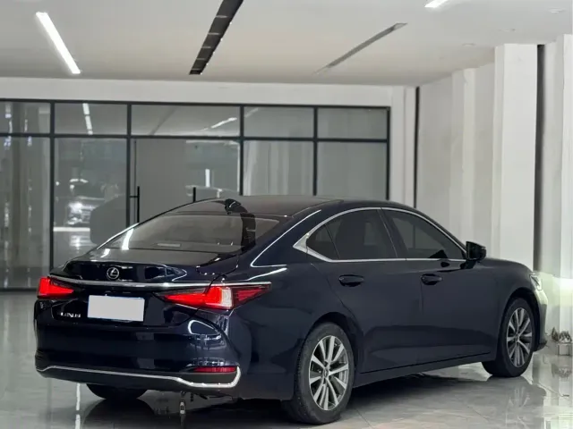 Lexus ES — Фото автомобиля 7