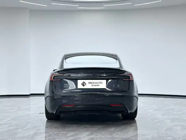Tesla Model 3 — Фото автомобиля 4