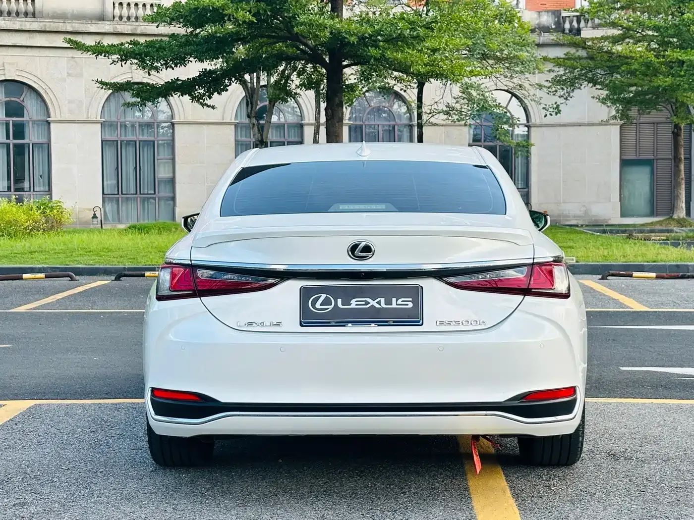 Lexus Lexus ES 2022 300h Ultimate Edition — Фото автомобиля 5