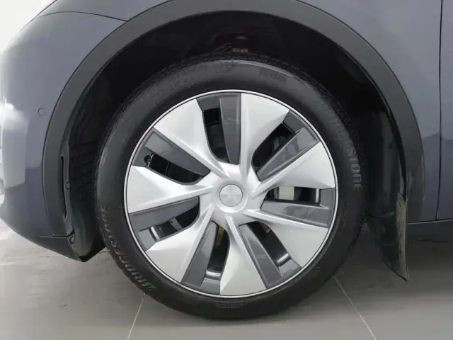 Tesla Model Y — Фото автомобиля 17