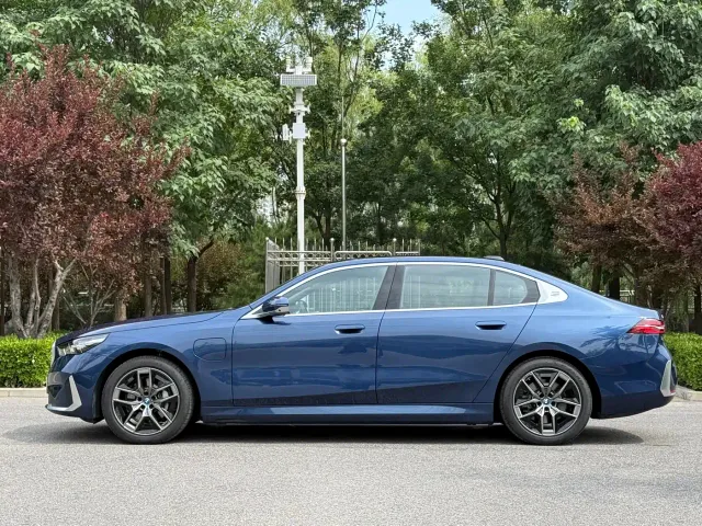 BMW i5 — Фото автомобиля 3