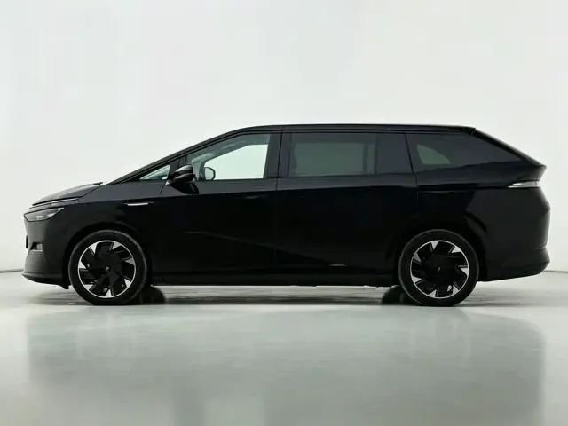 Xpeng X9 — Фото автомобиля 7
