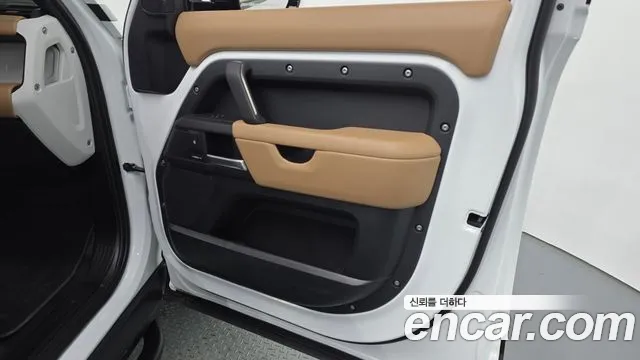 Land Rover Defender — Фото автомобиля 13