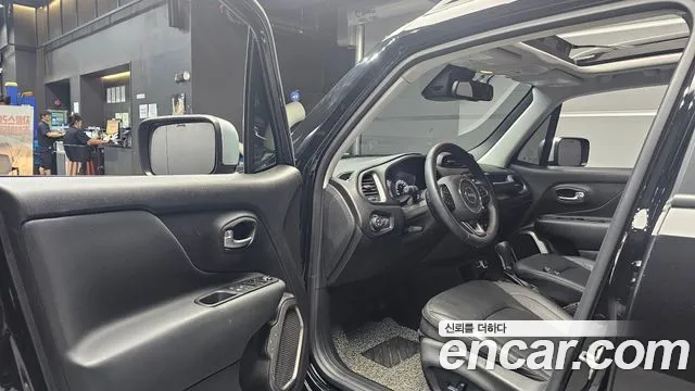 Jeep Renegade — Фото автомобиля 10