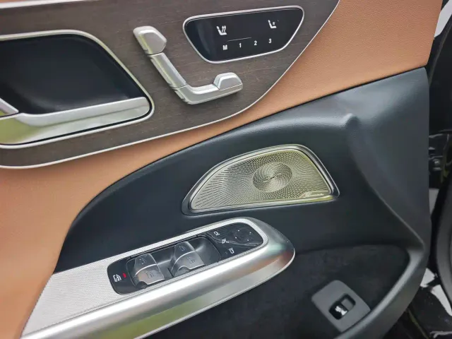 Mercedes-Benz E-Class — Фото автомобиля 12