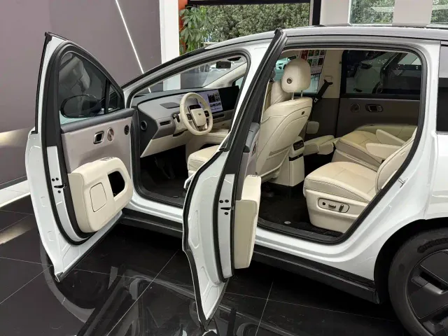 Li Auto i8 — Фото автомобиля 17