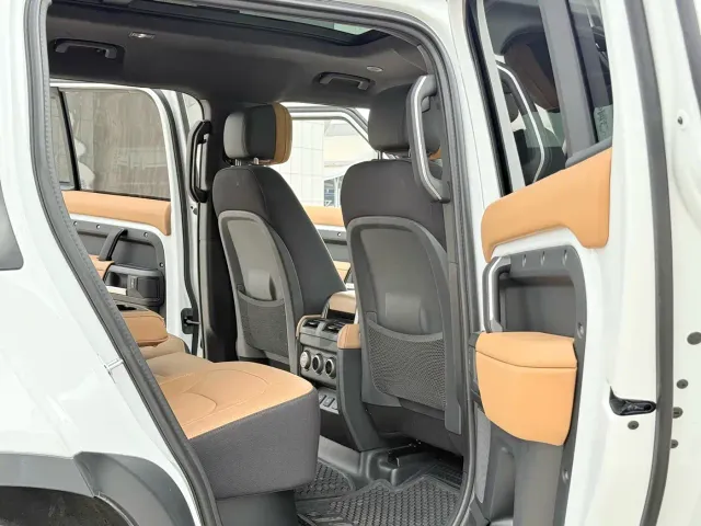 Land Rover Defender — Фото автомобиля 7