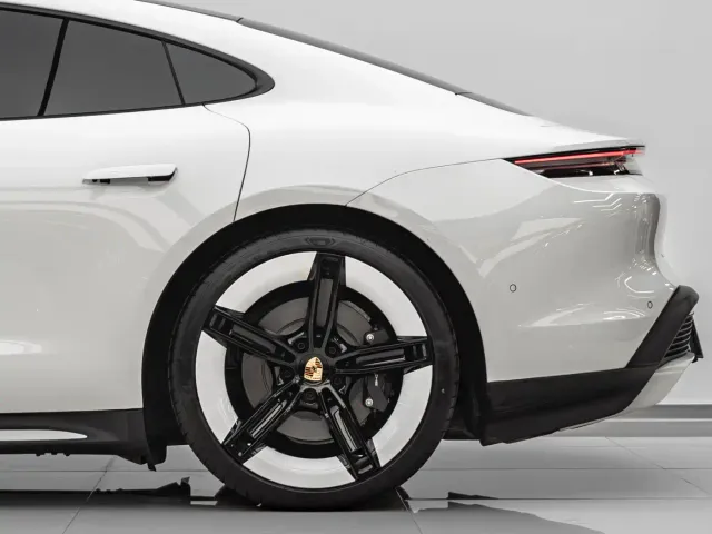 Porsche Taycan — Фото автомобиля 11