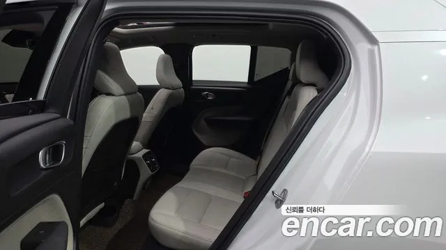 Вольво XC40 B4 Ultimate Bright — Фото автомобиля 12