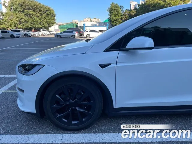 Tesla Model X — Фото автомобиля 5