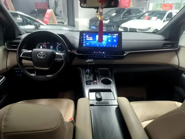 Toyota Sienna — Фото автомобиля 9