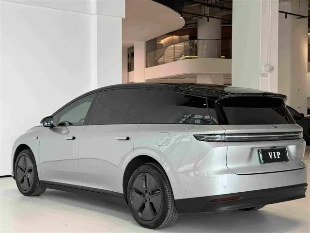 Li Auto i8 — Фото автомобиля 4