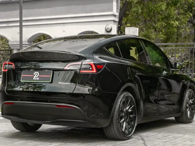 Tesla Model Y — Фото автомобиля 4