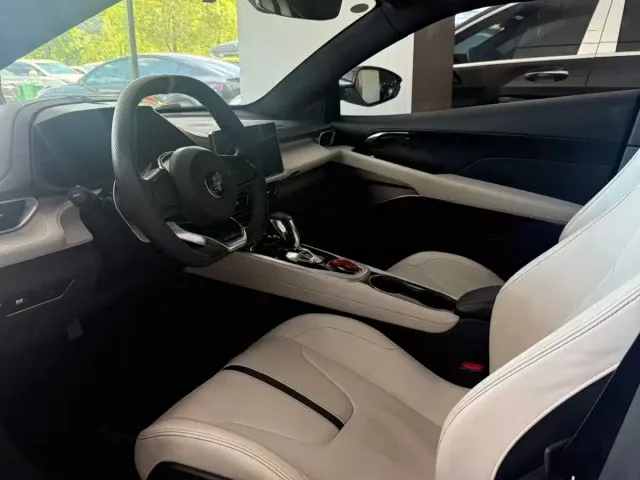 Lotus Emira — Фото автомобиля 6