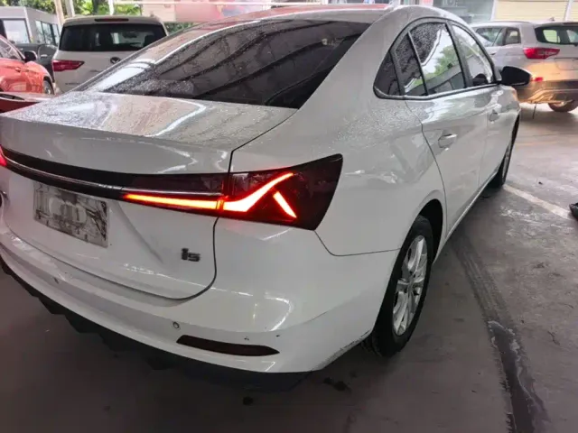 Roewe i5 — Фото автомобиля 7