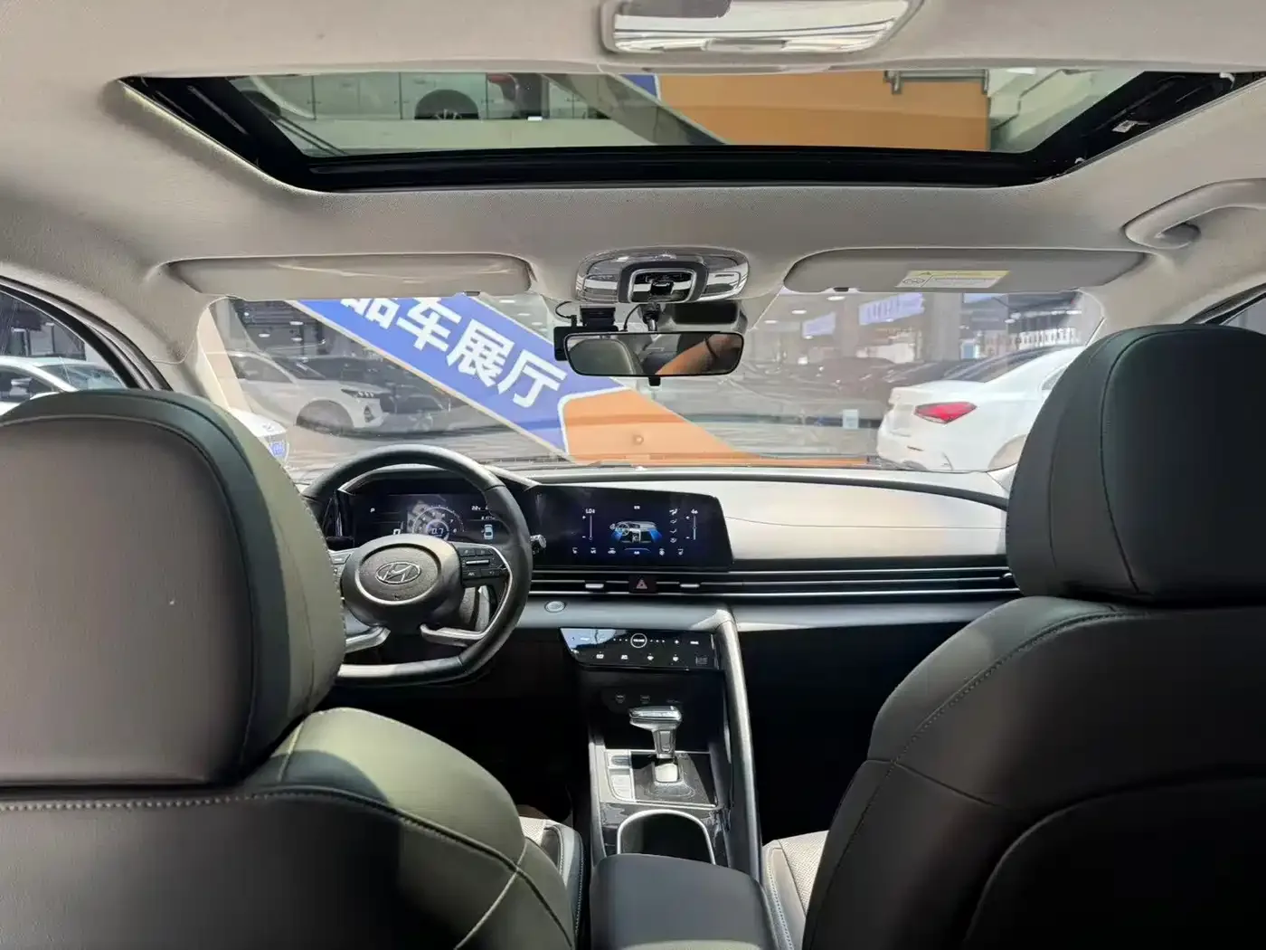 Hyundai Elantra 2022 1.5L CVT LUX Premium Edition — Фото автомобиля 21