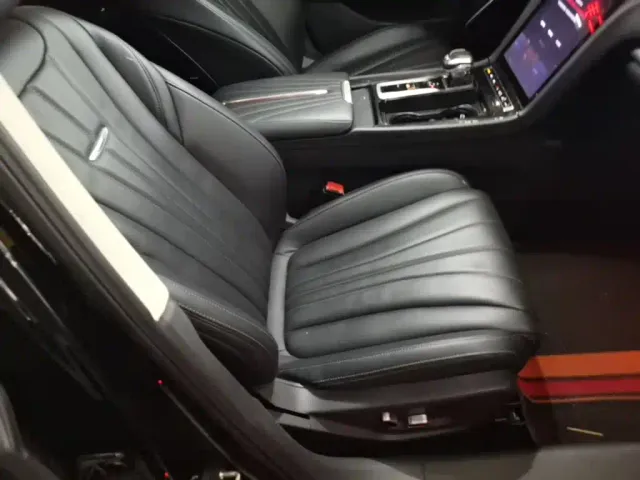 Hongqi H5 — Фото автомобиля 24