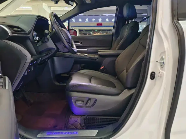 Toyota Sienna — Фото автомобиля 6