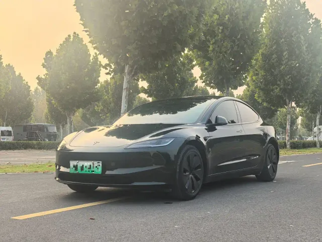 Фотография автомобиля — Tesla Model 3