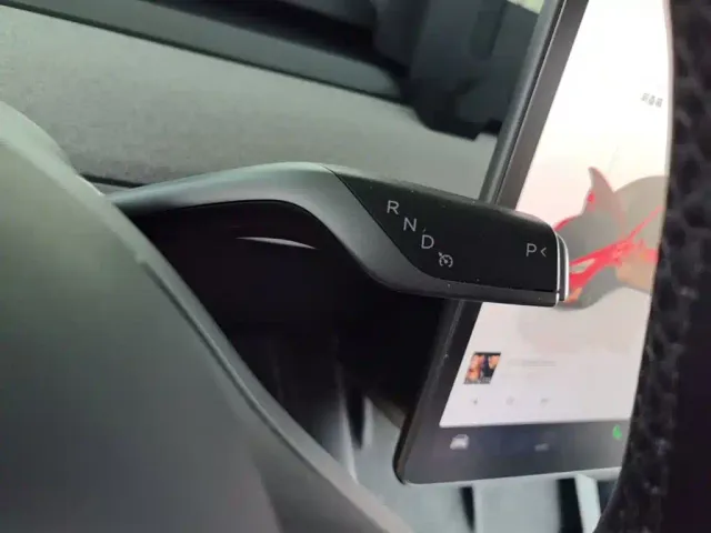 Tesla Model Y — Фото автомобиля 13