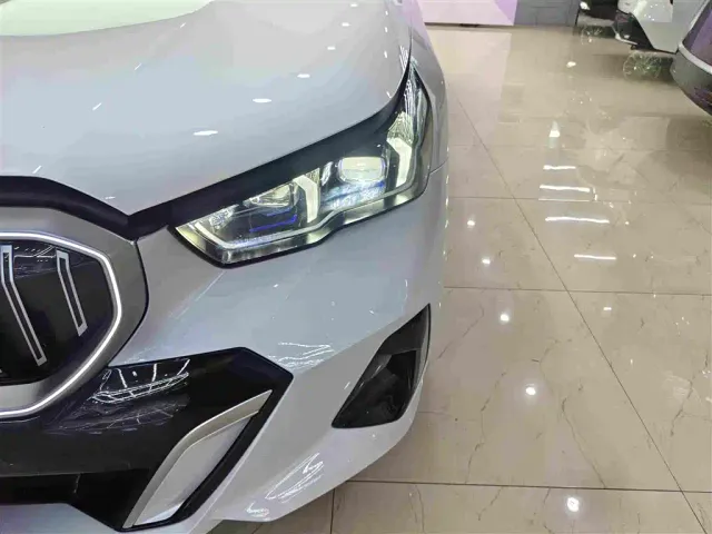BMW 5 Series — Фото автомобиля 11