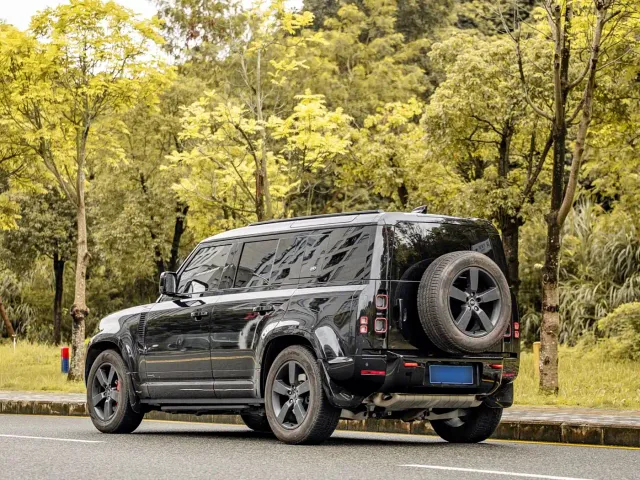 Land Rover Defender — Фото автомобиля 4