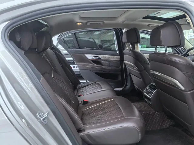BMW 7 Series — Фото автомобиля 11