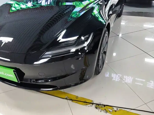 Tesla Model 3 — Фото автомобиля 23