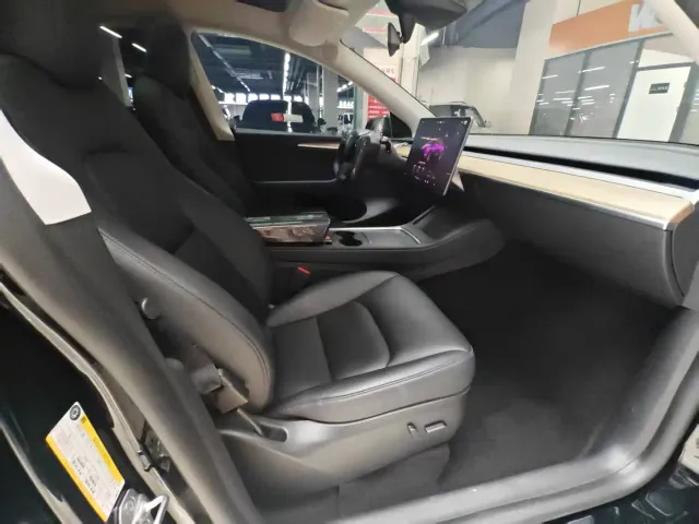 Tesla Model Y — Фото автомобиля 16