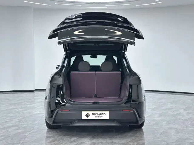 Tesla Model Y L — Фото автомобиля 7