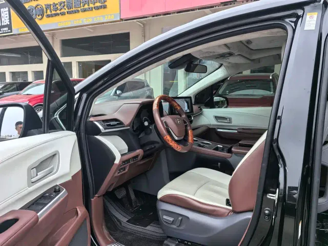 Toyota Sienna — Фото автомобиля 13