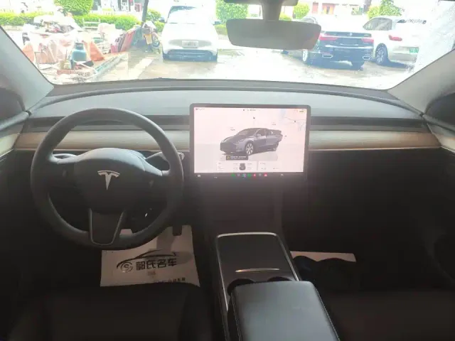 Tesla Model Y — Фото автомобиля 7