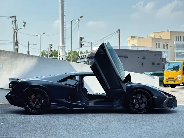 Lamborghini Revuelto — Фото автомобиля 8