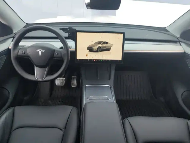 Tesla Model Y — Фото автомобиля 12