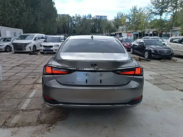 Lexus ES — Фото автомобиля 5
