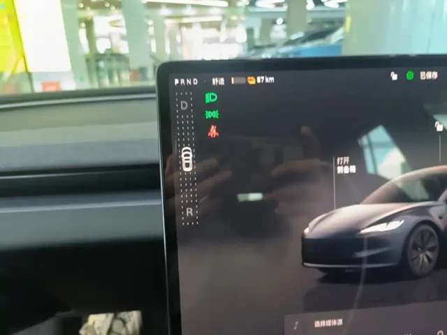 Tesla Model 3 — Фото автомобиля 13