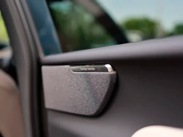 Volvo XC70 Plug-in Hybrid — Фото автомобиля 8