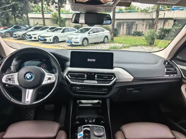 BMW iX3 — Фото автомобиля 11