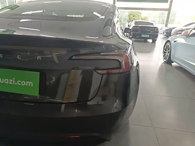Tesla Model 3 — Фото автомобиля 7