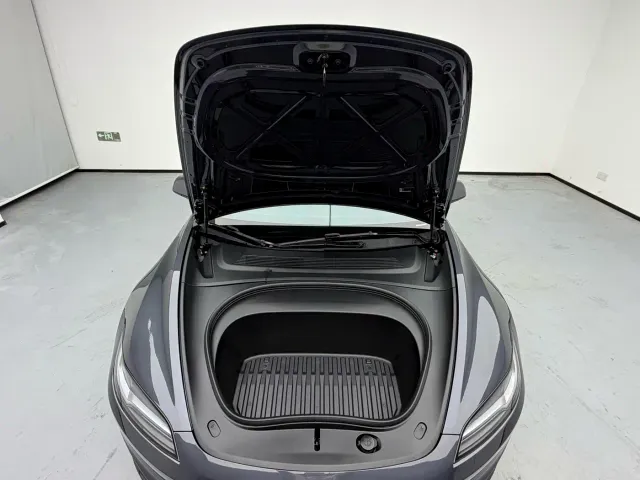 Tesla Model 3 — Фото автомобиля 16