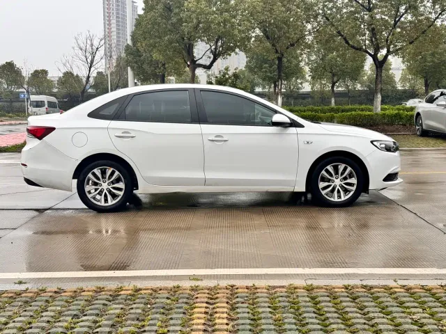 Buick Excelle — Фото автомобиля 4