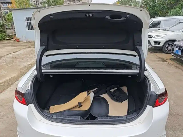 Mazda Axela — Фото автомобиля 18