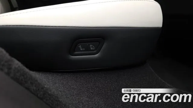 Tesla Model Y — Фото автомобиля 24