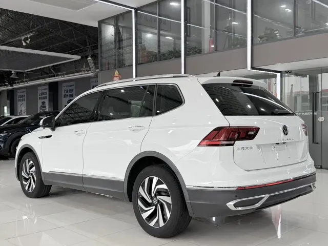 Volkswagen Tiguan L — Фото автомобиля 13